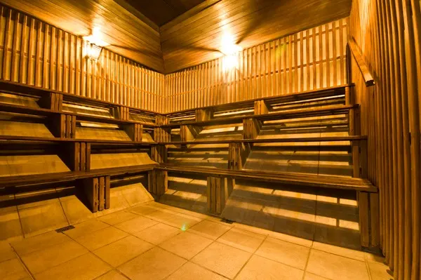 Sauna de madeira com bancos em degraus no Balneário Jóia