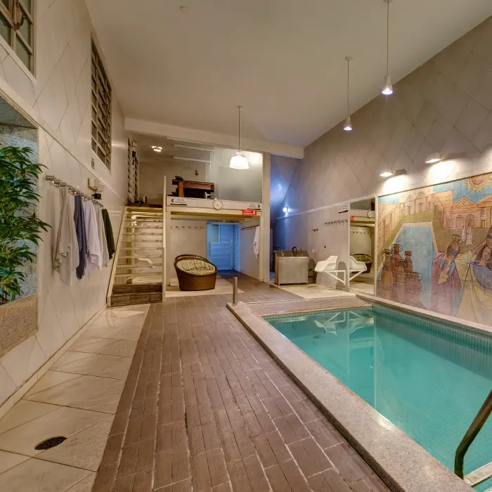 Salão da piscina do Balneário Maria José, com mural na parede