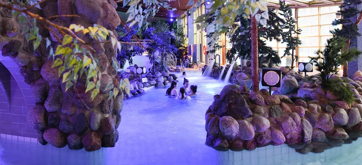 Área de piscinas Taikametsä com rochas e árvores, Imatran Kylpylä, Imatra