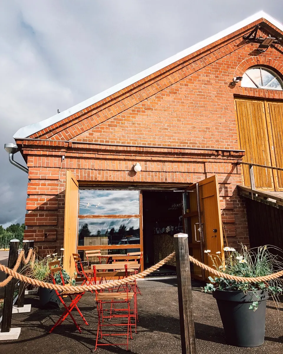 Entrada de tijolos da Kankaan Sauna na antiga fábrica de papel, Jyväskylä