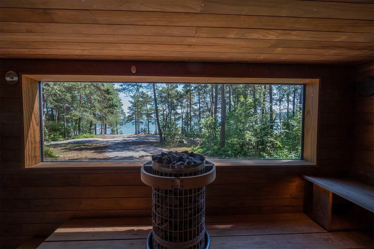 Interior da sauna contêiner com janela para o bosque e o mar, Matinkylä, Espoo