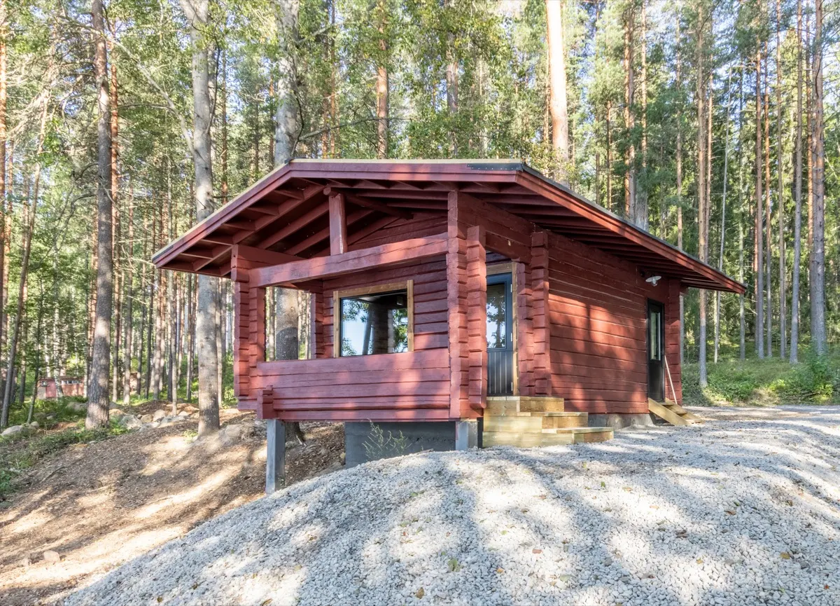 Sauna vermelha de beira de lago de Röykkä na floresta, Nurmijärvi