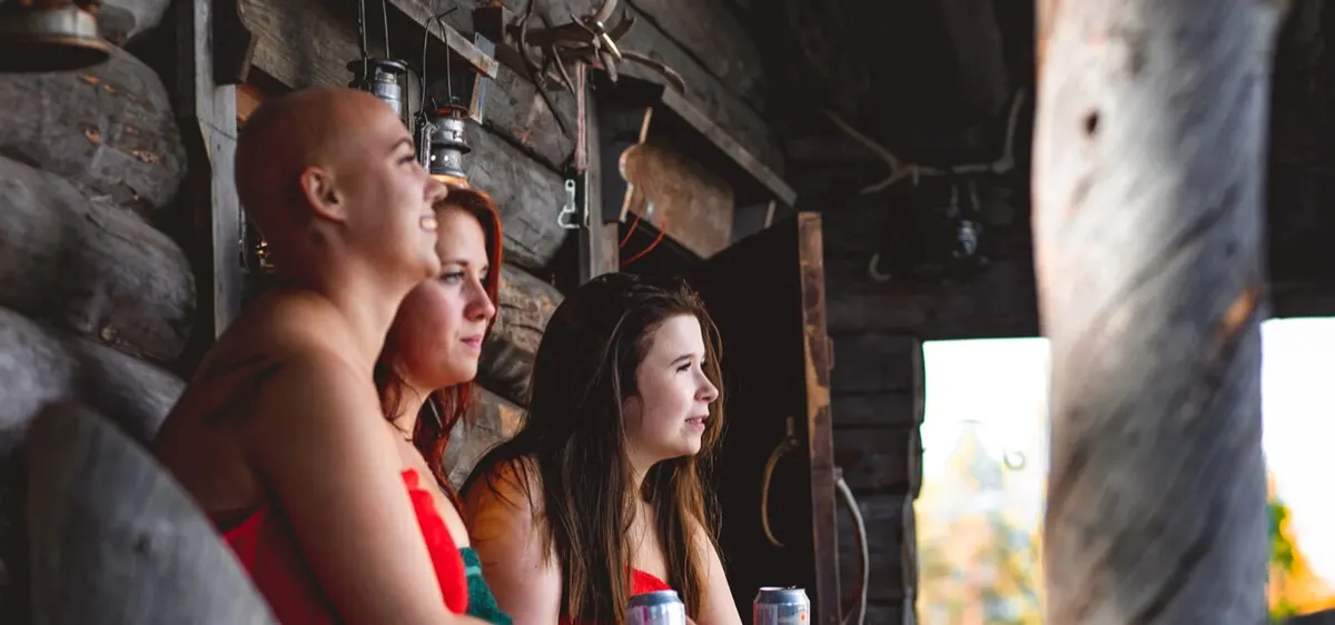 Banhistas na varanda da sauna de toras de Sammuntupa, Kittilä