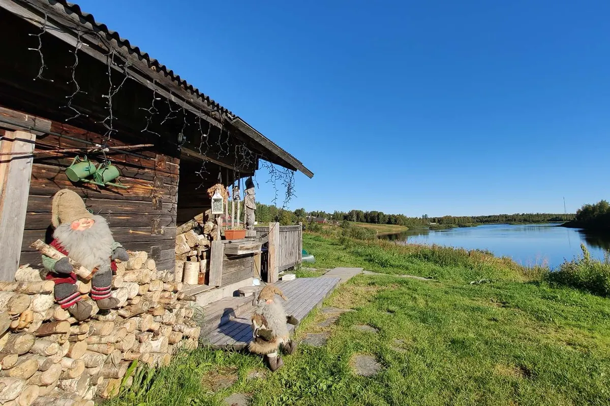 Sauna de toras de Tonttula à beira do rio, Kittilä