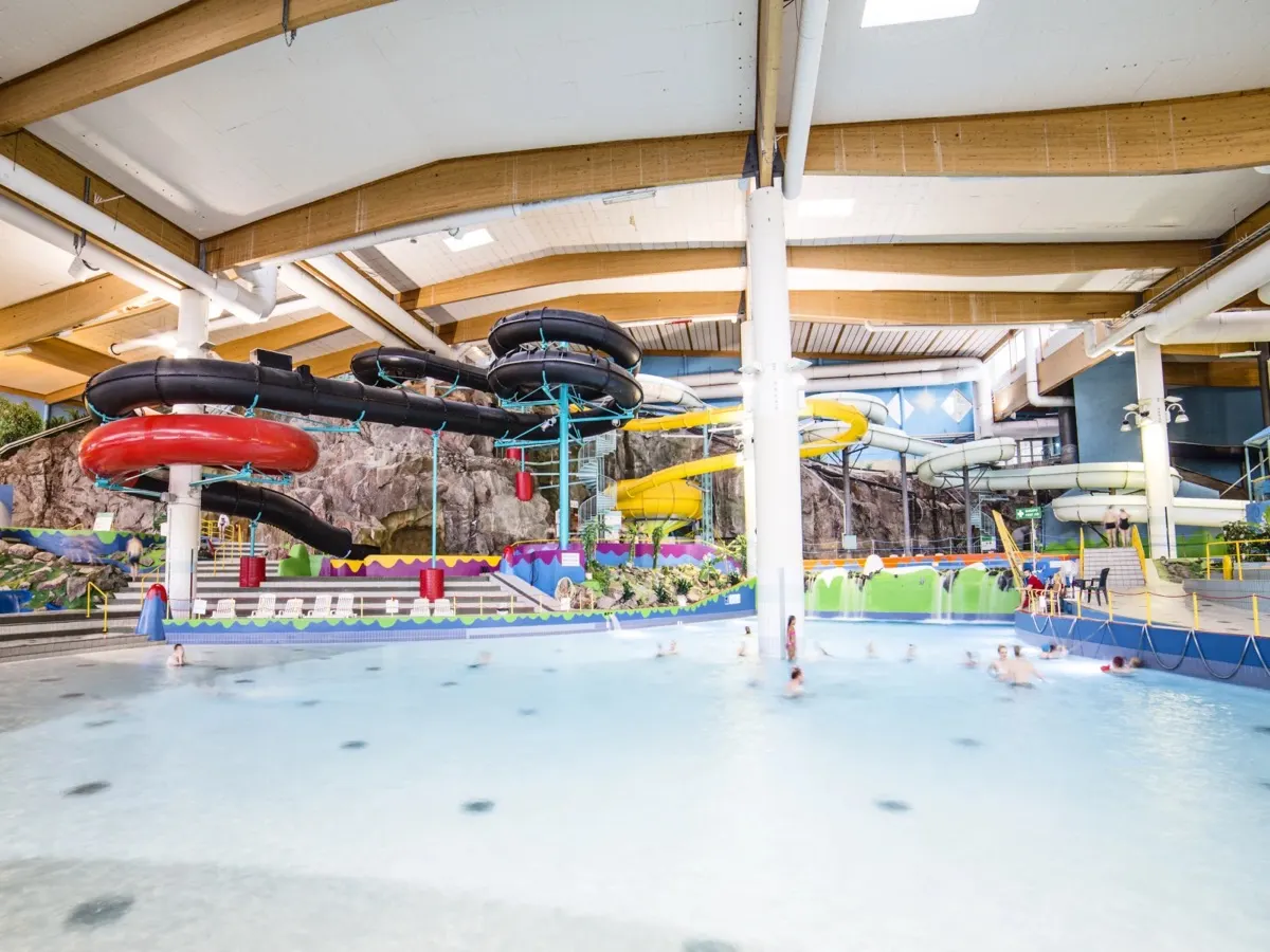 Salão coberto do parque aquático Serena com piscina e tobogãs, Espoo