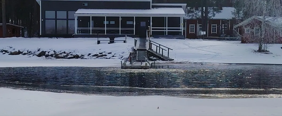 Sauna Villa Vihta e píer do buraco no gelo na ilha Toivolansaari, Ikaalinen